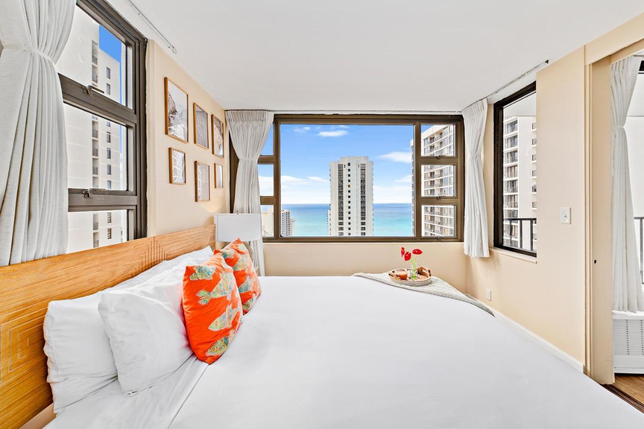 Waikiki Banyan 1br With Great Ocean Views, Steps To & Parking!